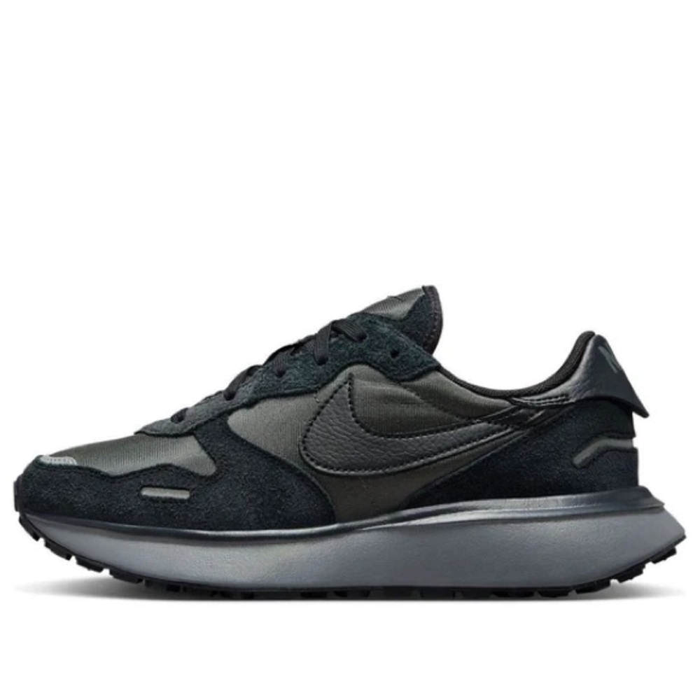 Nike phoenix waffle. Only worn once.